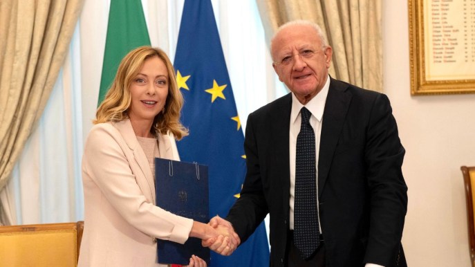 Più soldi per la Campania, Meloni e De Luca firmano l’accordo da 3,4 milioni di euro