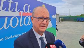 Scuola, critiche a Valditara sugli aumenti di stipendio degli insegnanti: non coprono l’inflazione