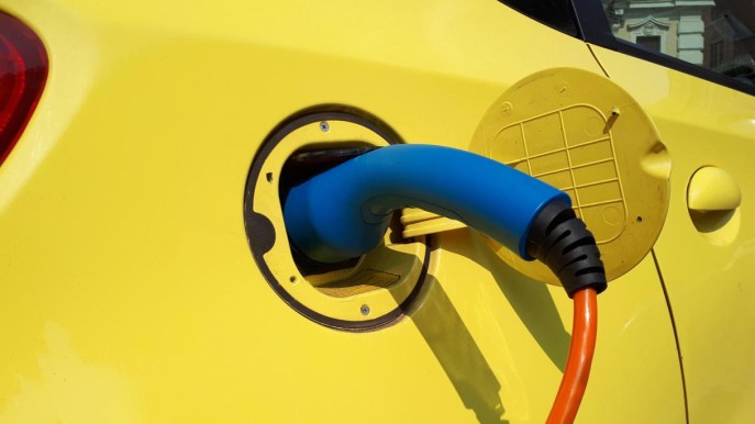 Auto elettriche, vendite giù del -36% in Europa: il dato peggiore in Germania e Italia