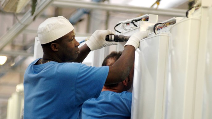 La Manovra 2025 esclude gli sgravi fiscali per i lavoratori extracomunitari