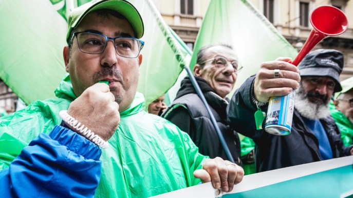 Stellantis nel giorno dello sciopero generale, corteo dei lavoratori a Torino e Roma