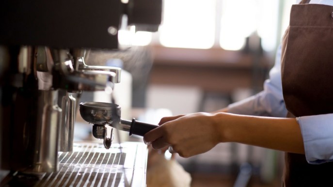 Aumenta il prezzo del caffè e anche il costo delle consumazioni al bar sale: rialzi fino a 2 euro