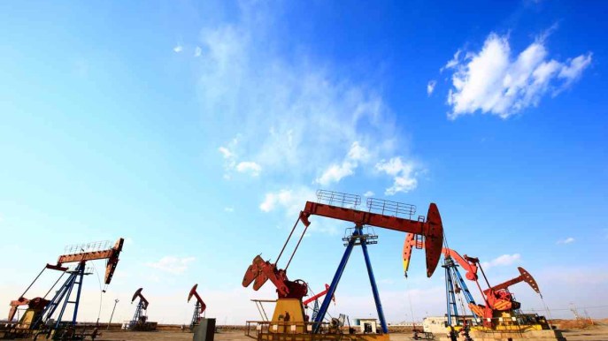 Petrolio rimbalza grazie all’Opec+: ritiro tagli rinviato di un mese