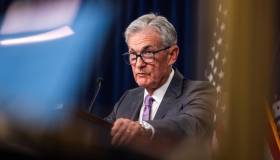 FED lascia tassi invariati e resiste al pressing di Trump, previsti 2 tagli nel 2025