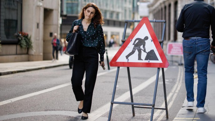 Gender gap nel lavoro, donne 18 punti indietro: carriera frenata dalle cure familiari