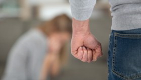 Licenziato per maltrattamenti alla moglie? Sì se c’è condanna penale: la Cassazione