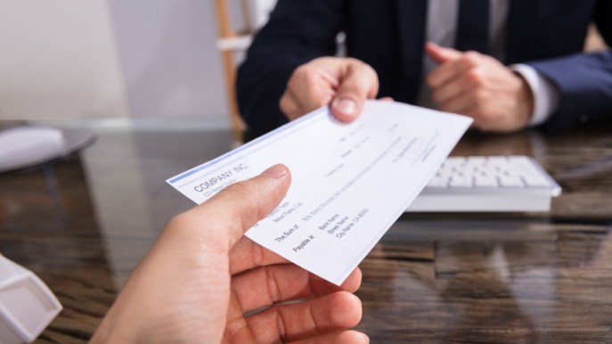 Gender pay gap in Italia, le donne guadagnano il 5,6% in meno degli uomini
