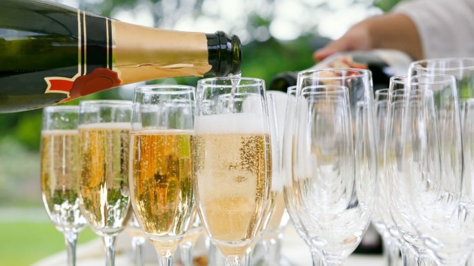 Lo spumante supera lo champagne con 100 milioni di bottiglie a Capodanno: record di export