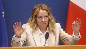 Meloni soffre la fine dell’effetto Sala nei sondaggi politici, male anche il Pd