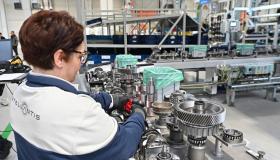 Crolla la produzione Stellantis in Italia, -45% rispetto al 2023 e tonfo in Borsa
