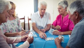 Alzheimer, vivere in mezzo agli altri aiuta a prevenirlo e favorisce il controllo della spesa sanitaria
