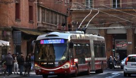 Biglietto bus Bologna più caro di Milano e Londra, aumento record: +53% dal 1° marzo