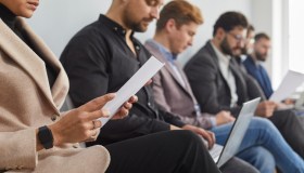 Manca la firma sul curriculum, candidata esclusa dal concorso: cosa dice la legge