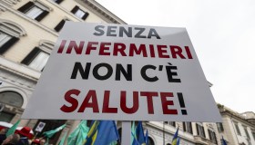 Crisi degli infermieri in Italia, stipendi bassi e stress allontanano i giovani