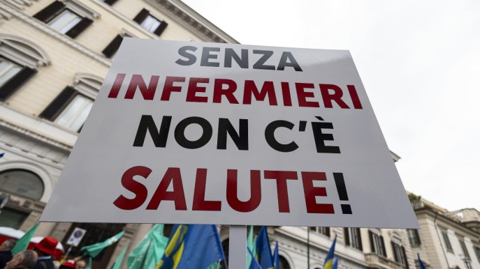 Crisi degli infermieri in Italia, stipendi bassi e stress allontanano i giovani