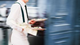 Mancano 258mila lavoratori per negozi, ristoranti e hotel: i giovani scelgono altri lavori