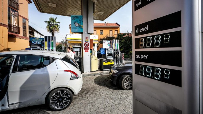 Prezzi benzina e diesel in calo, quanto costa fare il pieno con i nuovi ribassi