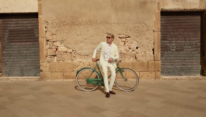 Campagna Oasi Lino summer 2025 con Mads Mikkelsen