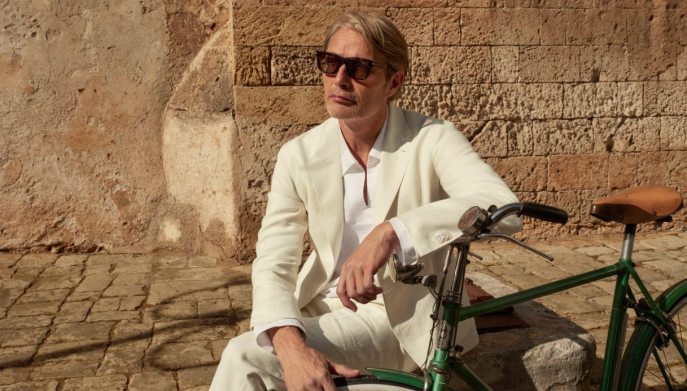 Campagna Oasi Lino summer 2025 con Mads Mikkelsen