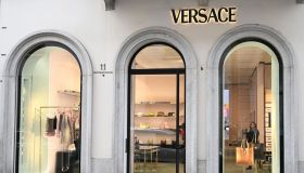 Prada acquista Versace per 1,25 miliardi, la casa di moda torna italiana