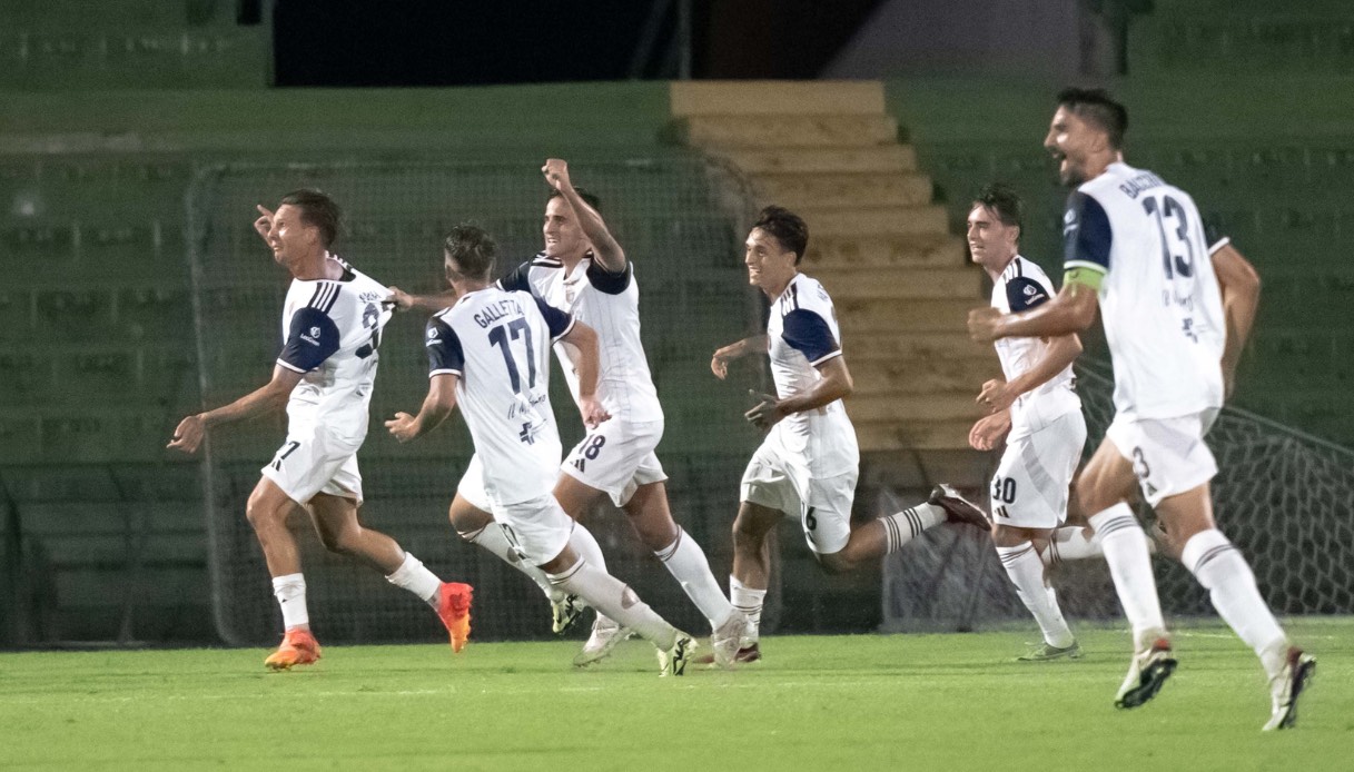 Calciatori della Casertana esultano dopo un goal