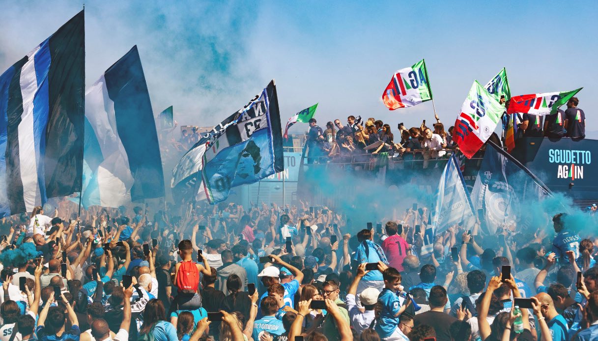 I tifosi del Napoli festeggiano il quarto scudetto