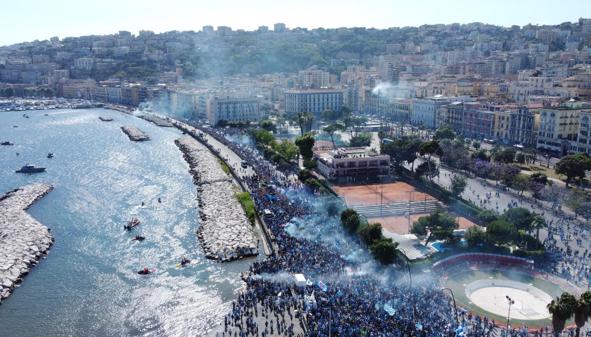 I tifosi del Napoli festeggiano il quarto scudetto