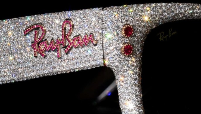 Ray-Ban ricoperti di diamanti e rubini, personalizzati da Alessandro Bernini
