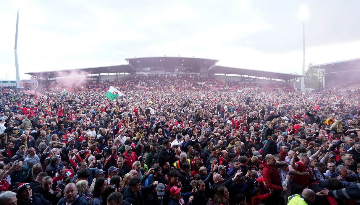 Wrexham in Championship, la festa dei tifosi allo stadio