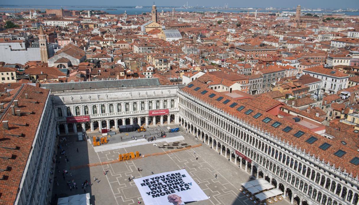 Protesta a Venezia per il matrimonio di Jeff Bezos