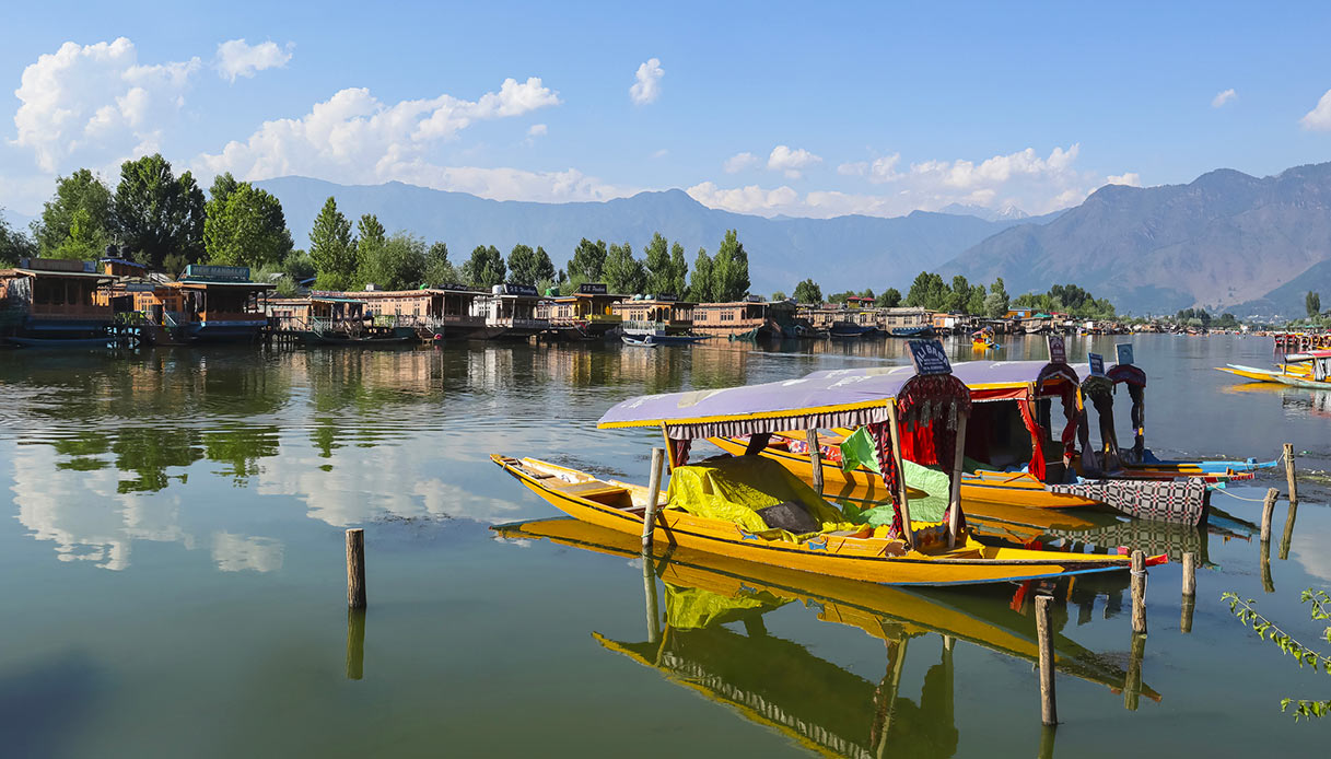 Vista delle barche e delle case galleggianti di Shikara sul lago Dal, nel Kashmir (India)
