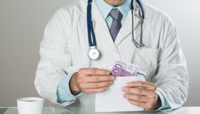 Se il medico chiede soldi per il certificato di malattia è corruzione