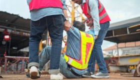 Incidente sul lavoro, la responsabilità è del datore o del dipendente?