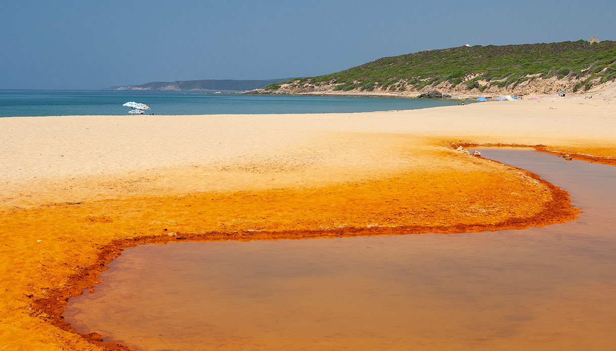 Il Rio Piscinas a ridosso dell'omonima spiaggia, rosso per i minerali di Montevecchio, sito gemello di Ingurtosu
